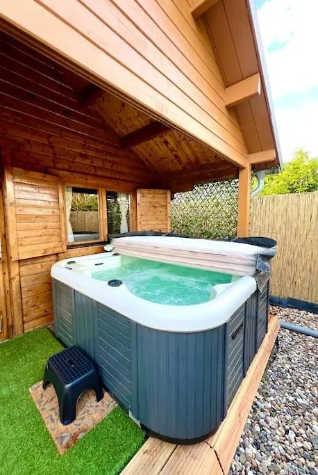Cozy Chalet With Garden And Jacuzzi Near Amsterdam location