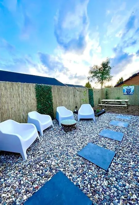 Dom wakacyjny Cozy Chalet With Garden And Jacuzzi Near Amsterdam Vijfhuizen