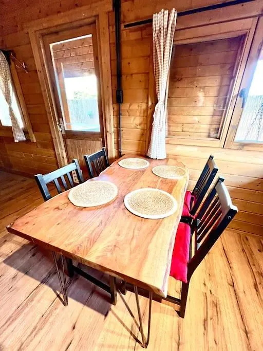 Cozy Chalet With Garden And Jacuzzi Near Amsterdam Vijfhuizen Holandia
