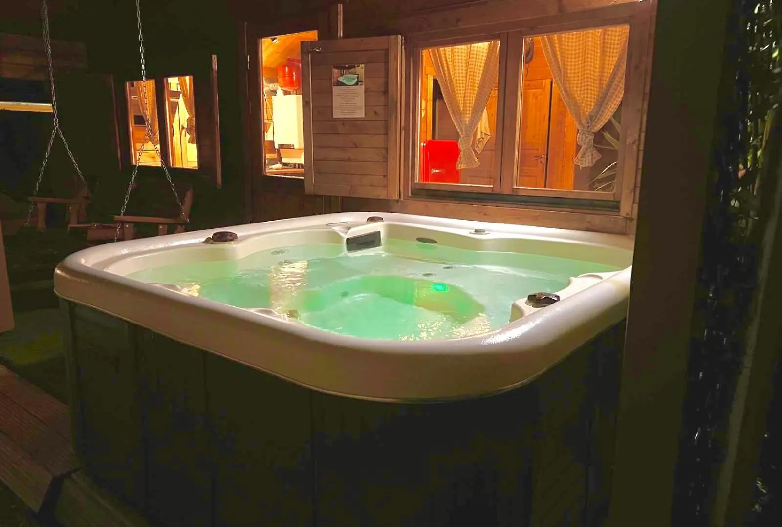 Cozy Chalet With Garden And Jacuzzi Near Amsterdam Vijfhuizen Holandia